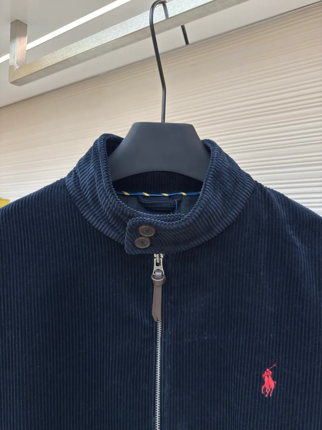 Ralph Lauren embroidered corduroy jacket ●Authentic product: Purchased and developed for 3990 ●Item number: 1680050-B55 ●Fabric: corduroy fabric ●Technology: Positioning cutting machine ●Version: Fitted version ●Weight: about 905 grams ●Size: S-M-L-XL ●Description: Customized wide-ribbed corduroy fabric with clear texture, excellent texture, comfortable and skin-friendly, elegantly presented with a touch of deep navy blue Low-key and luxurious. The exquisite red pony logo is embellished, igniting the overall vitality and passion. The stand-up collar design is simple and elegant. When the light falls, it shows subtle changes in luster and is intertwined with the undulations of the wide ribs. The jacket injects a vivid soul and has extremely high matching flexibility. Adopt imported machine embroidery technology, use advanced computer control system and precision mechanical components to achieve the iconic pony embroidery operation with high precision, smooth and delicate lines, and template machine to open the bag. The preset template guides the position, shape and size of the bag opening. The accuracy ensures the quality of the bag opening effect. The overall wiring is straight and delicate, the fabric is comfortable and soft, and the color is consistent without color difference. It can be matched with the same style to create a fashionable look and control various occasions. Customized accessories, complete with three standards, same style for men and women!